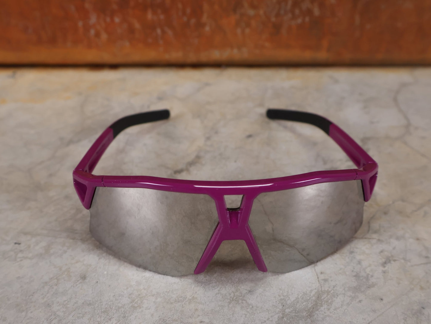 Brillen von Koo, KOO RED BULL - BORA HANSGROHE HYPE SONNENBRILLE / LEADER EDITION LILA vor USEDBIKES - OB.DE Hintergrund