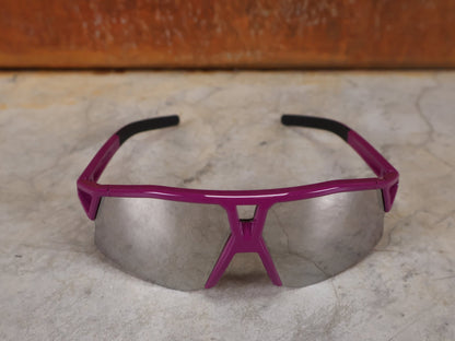 Brillen von Koo, KOO RED BULL - BORA HANSGROHE HYPE SONNENBRILLE / LEADER EDITION LILA vor USEDBIKES - OB.DE Hintergrund