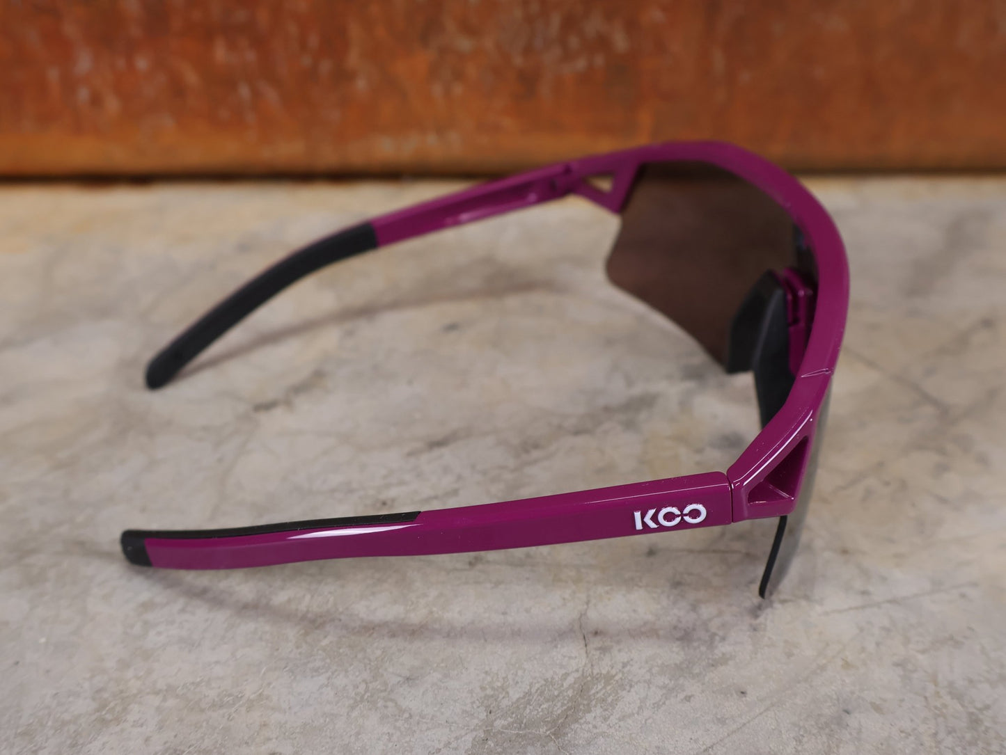 Brillen von Koo, KOO RED BULL - BORA HANSGROHE HYPE SONNENBRILLE / LEADER EDITION LILA vor USEDBIKES - OB.DE Hintergrund