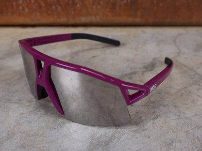 Brillen von Koo, KOO RED BULL - BORA HANSGROHE HYPE SONNENBRILLE / LEADER EDITION LILA vor USEDBIKES - OB.DE Hintergrund