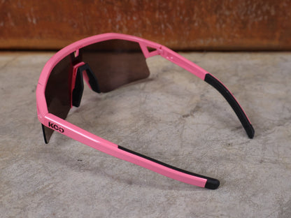 Brillen von Koo, KOO RED BULL - BORA HANSGROHE HYPE SONNENBRILLE / LEADER EDITION PINK vor USEDBIKES - OB.DE Hintergrund