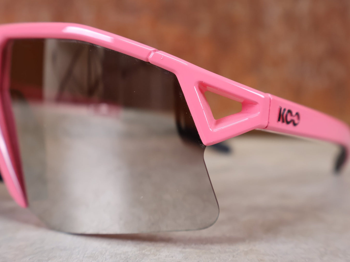 Brillen von Koo, KOO RED BULL - BORA HANSGROHE HYPE SONNENBRILLE / LEADER EDITION PINK vor USEDBIKES - OB.DE Hintergrund