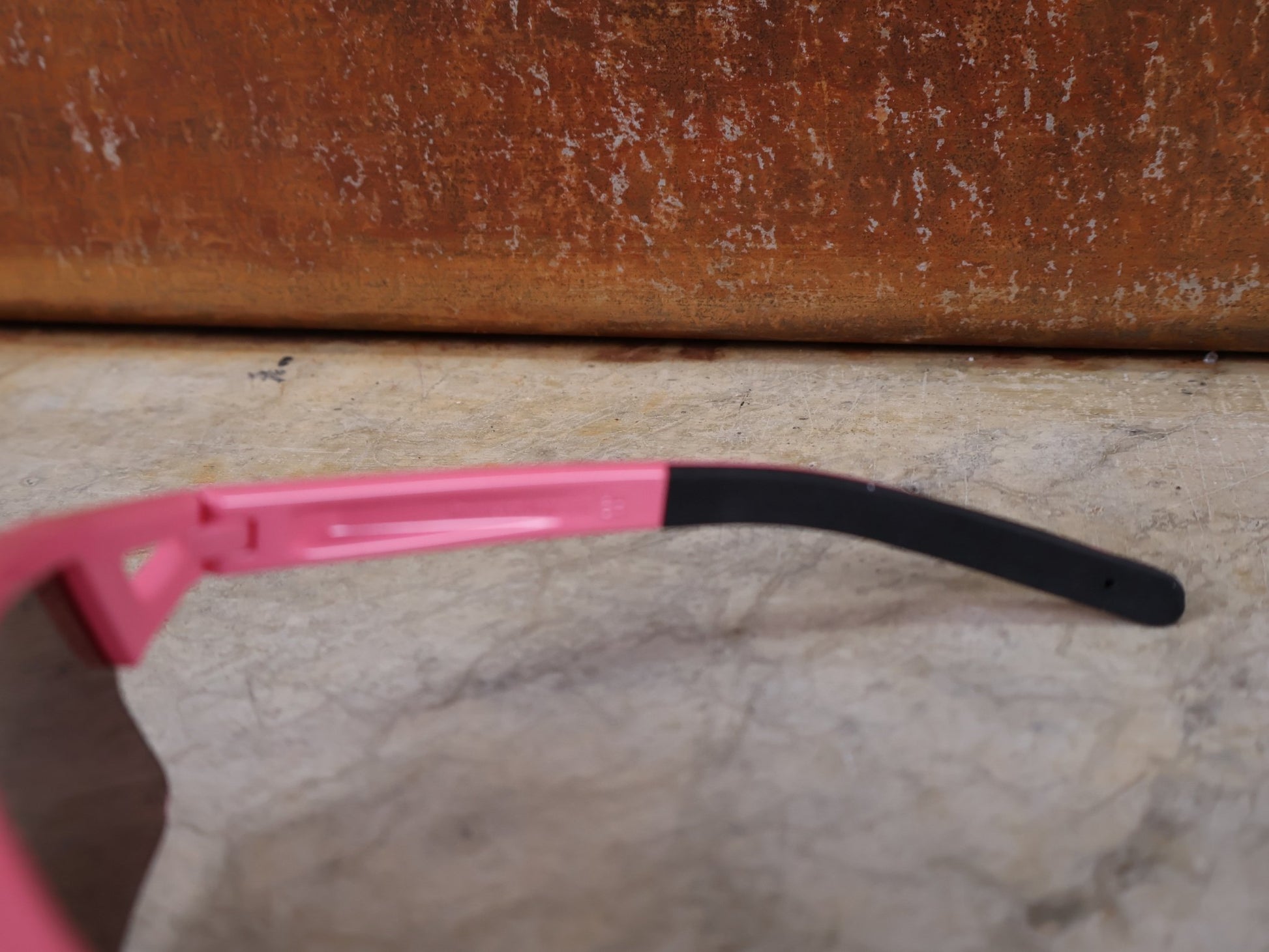 Brillen von Koo, KOO RED BULL - BORA HANSGROHE HYPE SONNENBRILLE / LEADER EDITION PINK vor USEDBIKES - OB.DE Hintergrund