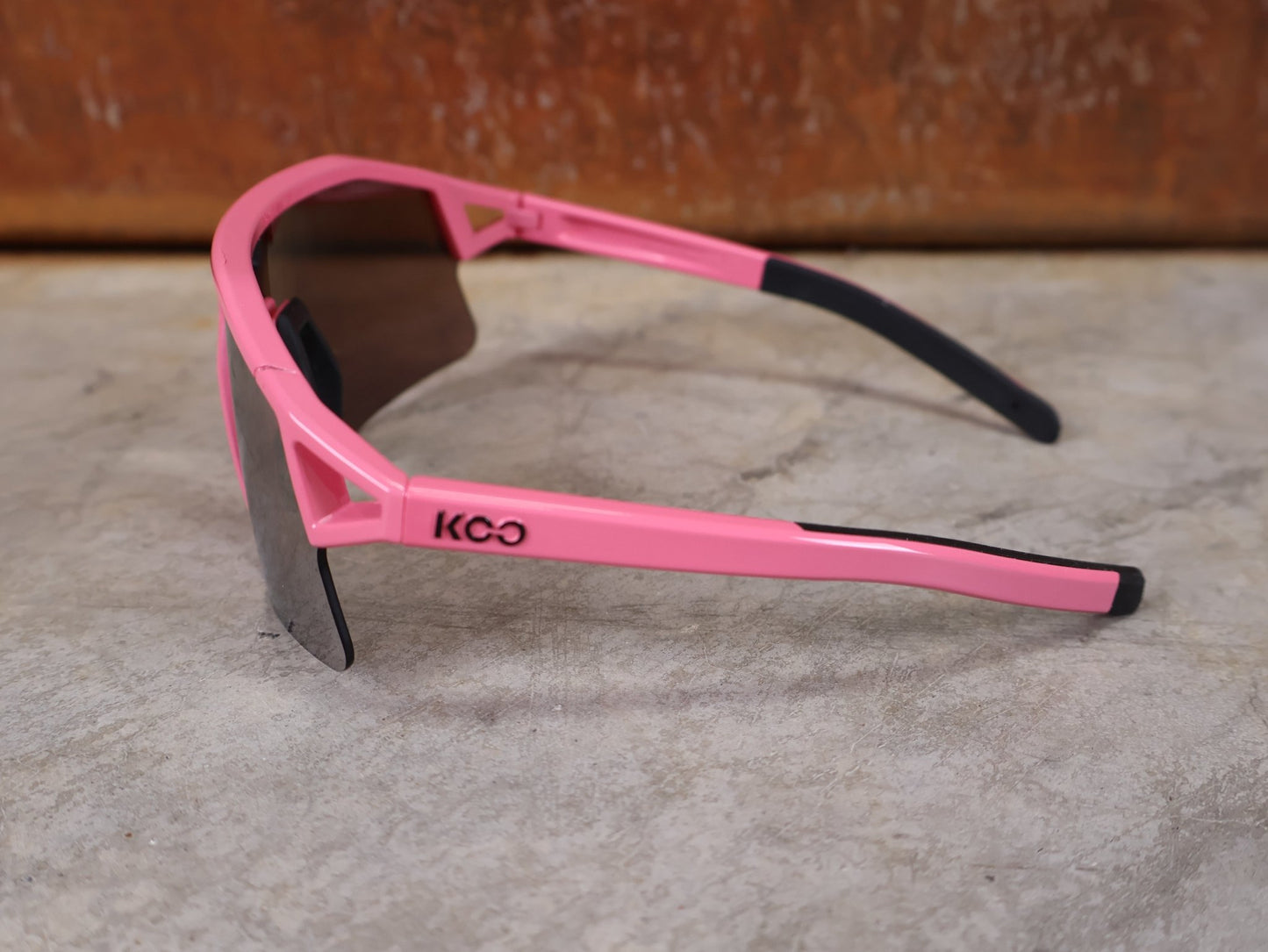 Brillen von Koo, KOO RED BULL - BORA HANSGROHE HYPE SONNENBRILLE / LEADER EDITION PINK vor USEDBIKES - OB.DE Hintergrund