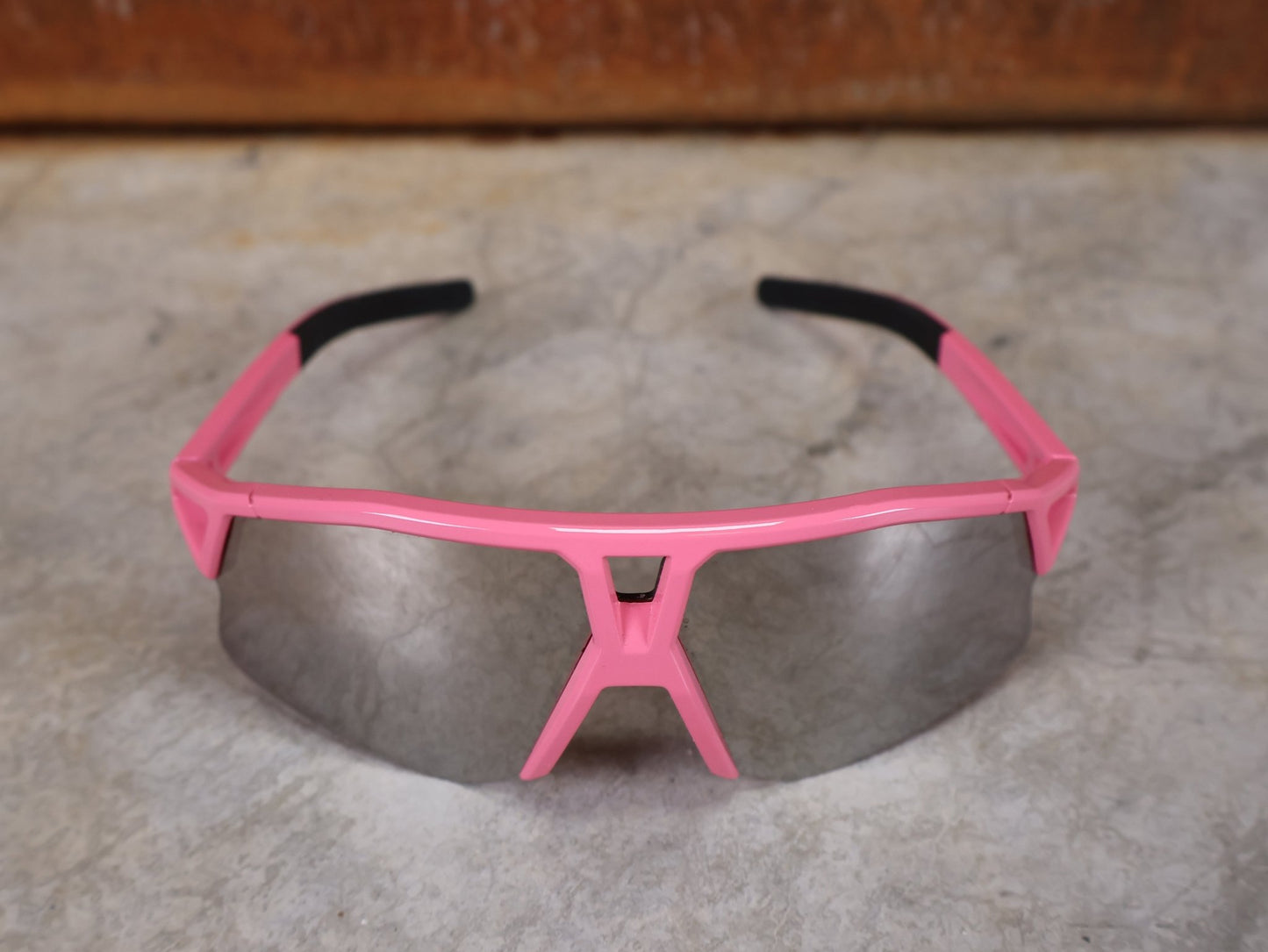 Brillen von Koo, KOO RED BULL - BORA HANSGROHE HYPE SONNENBRILLE / LEADER EDITION PINK vor USEDBIKES - OB.DE Hintergrund