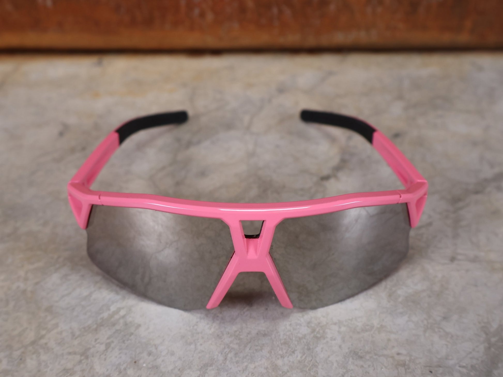 Brillen von Koo, KOO RED BULL - BORA HANSGROHE HYPE SONNENBRILLE / LEADER EDITION PINK vor USEDBIKES - OB.DE Hintergrund