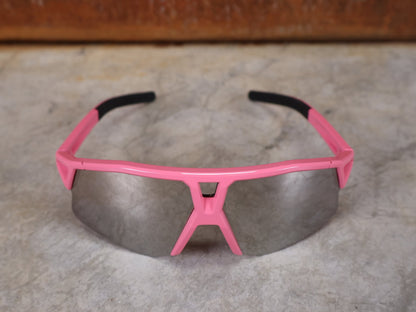 Brillen von Koo, KOO RED BULL - BORA HANSGROHE HYPE SONNENBRILLE / LEADER EDITION PINK vor USEDBIKES - OB.DE Hintergrund