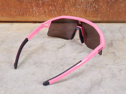 Brillen von Koo, KOO RED BULL - BORA HANSGROHE HYPE SONNENBRILLE / LEADER EDITION PINK vor USEDBIKES - OB.DE Hintergrund