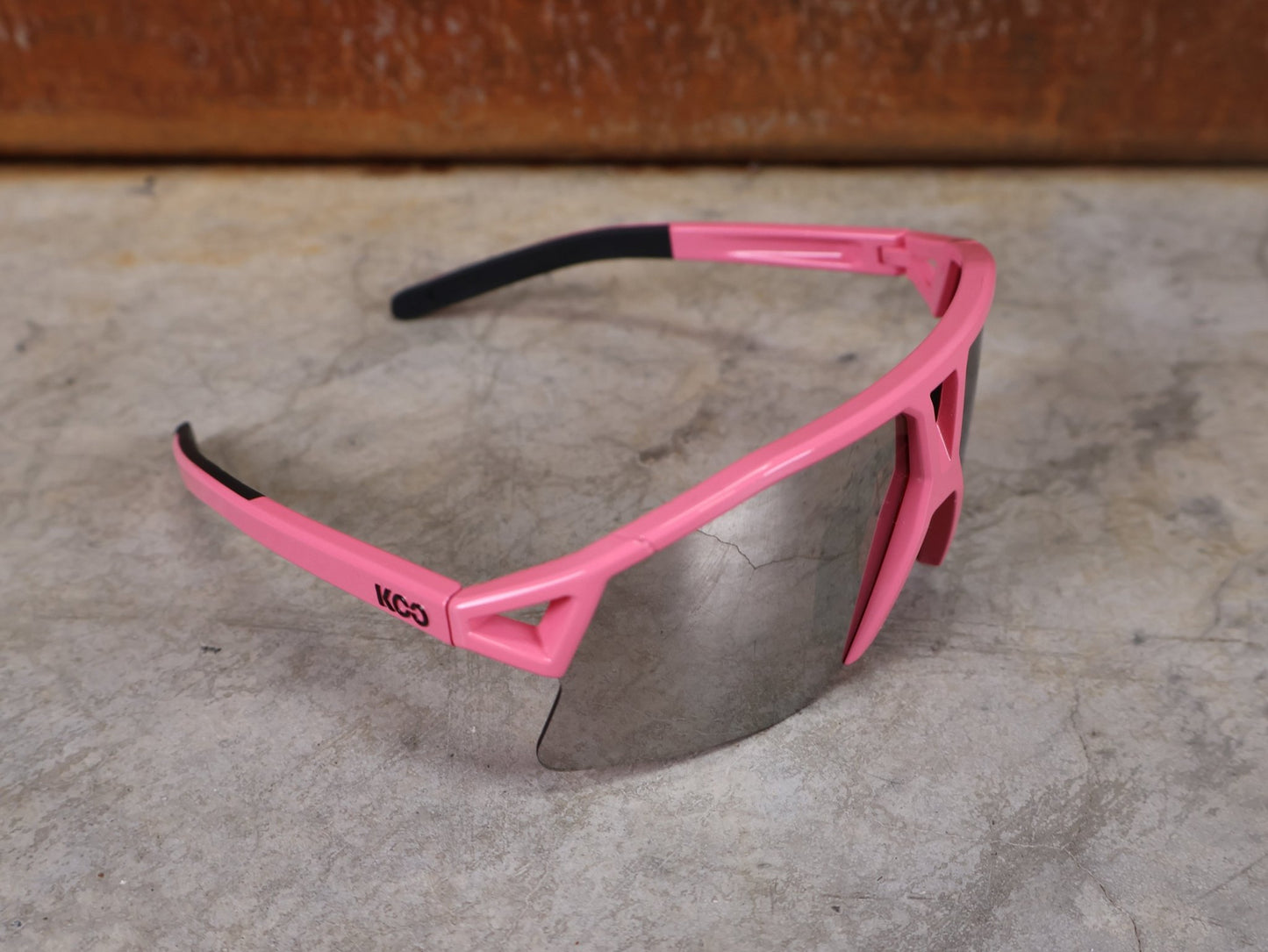 Brillen von Koo, KOO RED BULL - BORA HANSGROHE HYPE SONNENBRILLE / LEADER EDITION PINK vor USEDBIKES - OB.DE Hintergrund