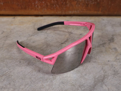 Brillen von Koo, KOO RED BULL - BORA HANSGROHE HYPE SONNENBRILLE / LEADER EDITION PINK vor USEDBIKES - OB.DE Hintergrund
