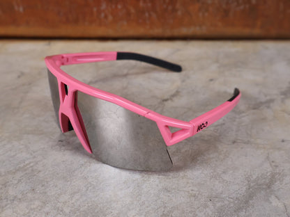 Brillen von Koo, KOO RED BULL - BORA HANSGROHE HYPE SONNENBRILLE / LEADER EDITION PINK vor USEDBIKES - OB.DE Hintergrund