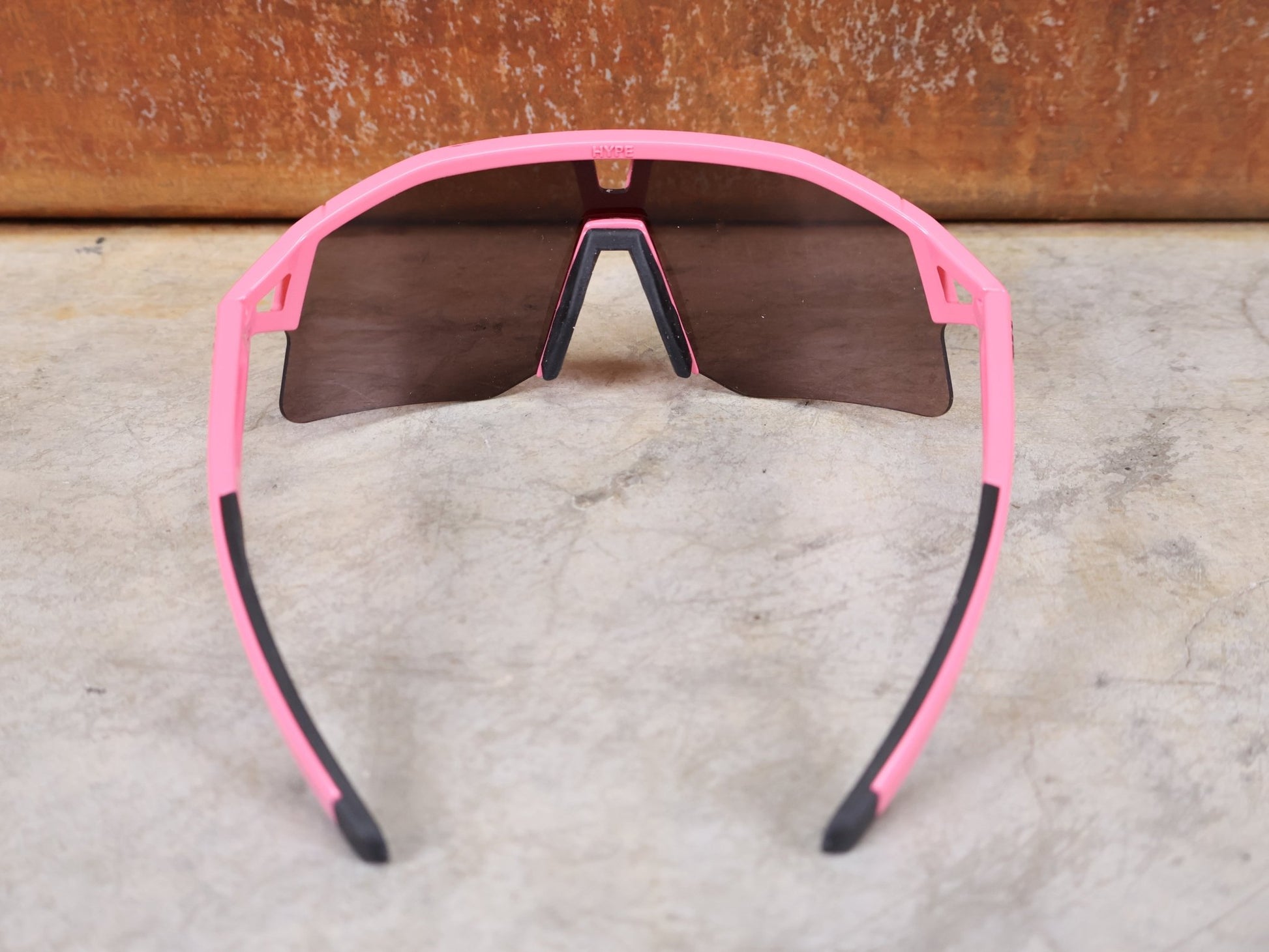 Brillen von Koo, KOO RED BULL - BORA HANSGROHE HYPE SONNENBRILLE / LEADER EDITION PINK vor USEDBIKES - OB.DE Hintergrund