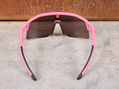Brillen von Koo, KOO RED BULL - BORA HANSGROHE HYPE SONNENBRILLE / LEADER EDITION PINK vor USEDBIKES - OB.DE Hintergrund