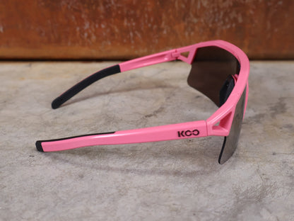 Brillen von Koo, KOO RED BULL - BORA HANSGROHE HYPE SONNENBRILLE / LEADER EDITION PINK vor USEDBIKES - OB.DE Hintergrund