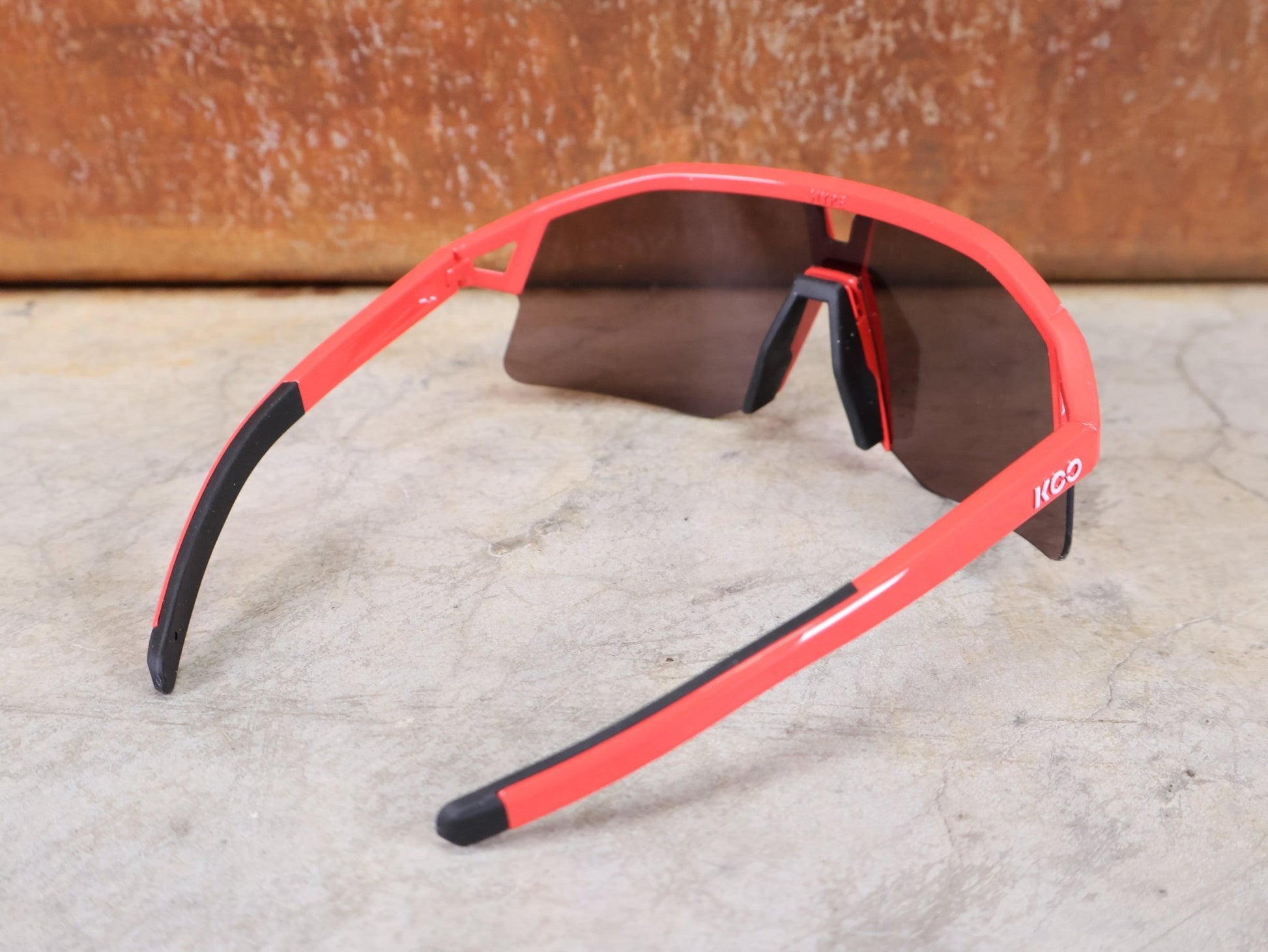 Brillen von Koo, KOO RED BULL - BORA HANSGROHE HYPE SONNENBRILLE / LEADER EDITION ROT vor USEDBIKES - OB.DE Hintergrund