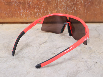 Brillen von Koo, KOO RED BULL - BORA HANSGROHE HYPE SONNENBRILLE / LEADER EDITION ROT vor USEDBIKES - OB.DE Hintergrund