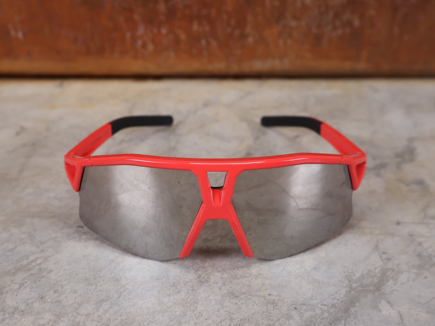 Brillen von Koo, KOO RED BULL - BORA HANSGROHE HYPE SONNENBRILLE / LEADER EDITION ROT vor USEDBIKES - OB.DE Hintergrund