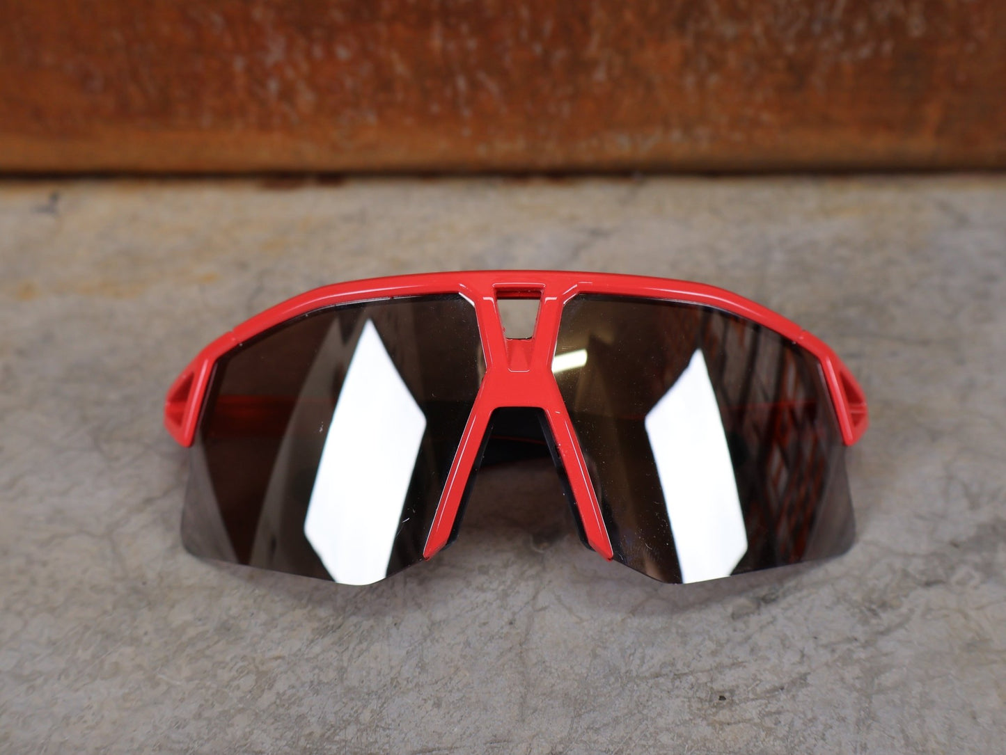 Brillen von Koo, KOO RED BULL - BORA HANSGROHE HYPE SONNENBRILLE / LEADER EDITION ROT vor USEDBIKES - OB.DE Hintergrund