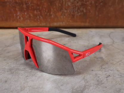 Brillen von Koo, KOO RED BULL - BORA HANSGROHE HYPE SONNENBRILLE / LEADER EDITION ROT vor USEDBIKES - OB.DE Hintergrund
