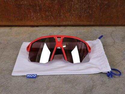 Brillen von Koo, KOO RED BULL - BORA HANSGROHE HYPE SONNENBRILLE / LEADER EDITION ROT vor USEDBIKES - OB.DE Hintergrund