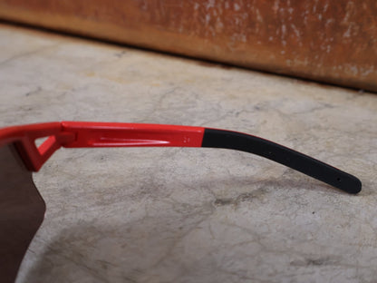 Brillen von Koo, KOO RED BULL - BORA HANSGROHE HYPE SONNENBRILLE / LEADER EDITION ROT vor USEDBIKES - OB.DE Hintergrund