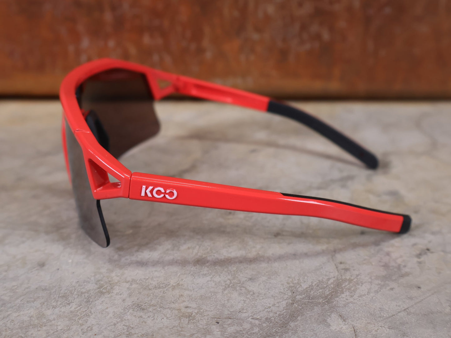Brillen von Koo, KOO RED BULL - BORA HANSGROHE HYPE SONNENBRILLE / LEADER EDITION ROT vor USEDBIKES - OB.DE Hintergrund