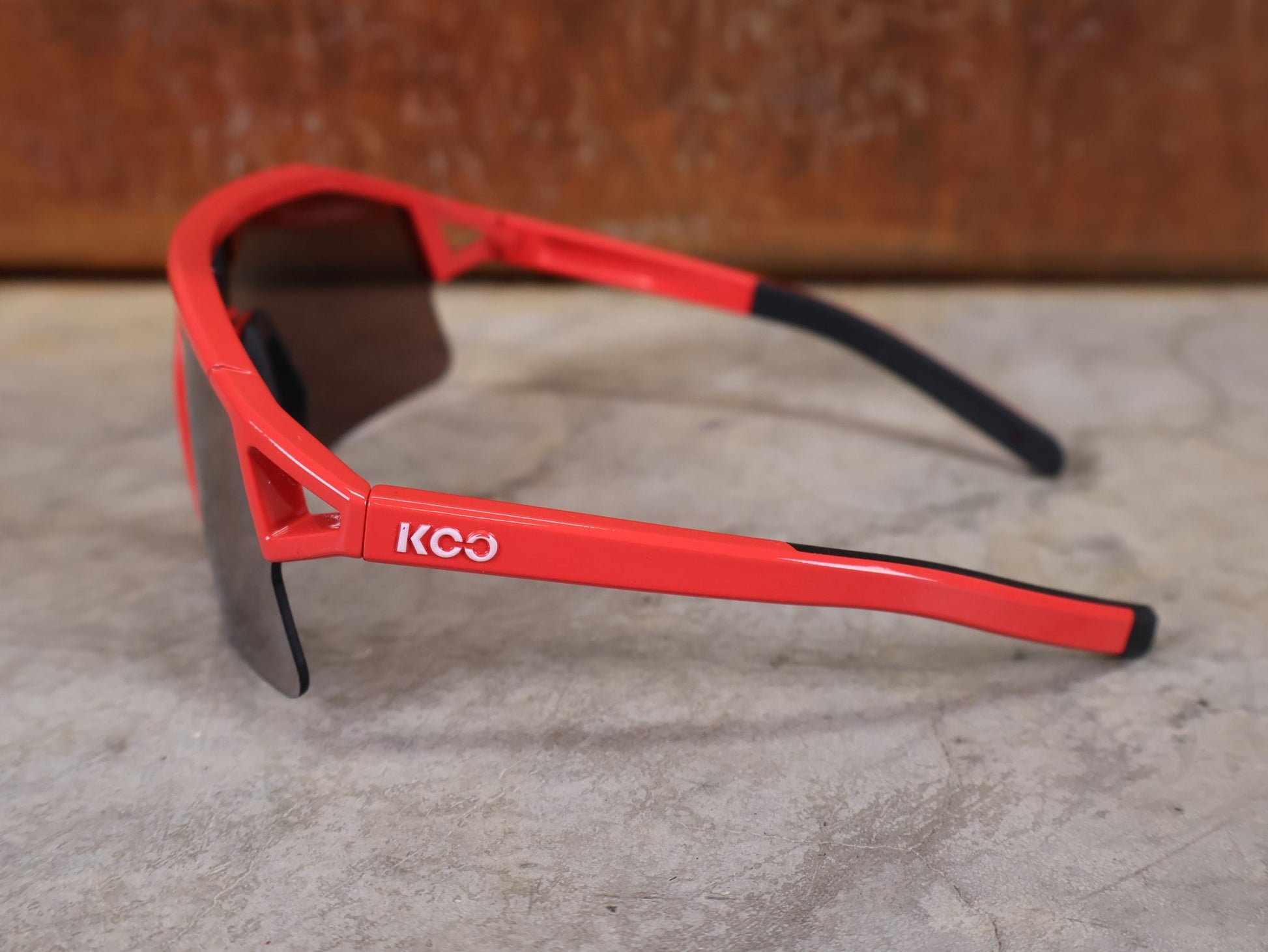 Brillen von Koo, KOO RED BULL - BORA HANSGROHE HYPE SONNENBRILLE / LEADER EDITION ROT vor USEDBIKES - OB.DE Hintergrund
