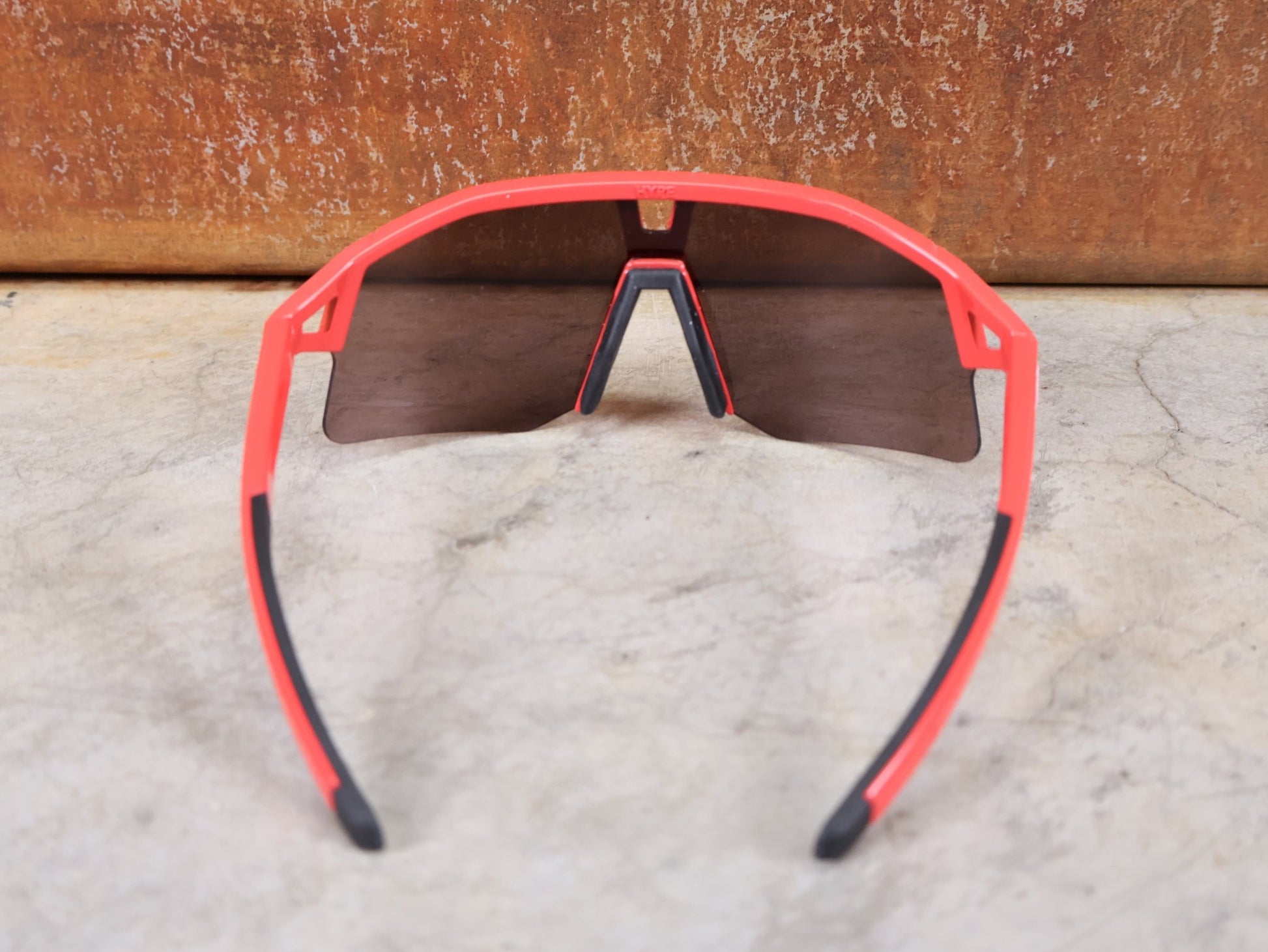 Brillen von Koo, KOO RED BULL - BORA HANSGROHE HYPE SONNENBRILLE / LEADER EDITION ROT vor USEDBIKES - OB.DE Hintergrund