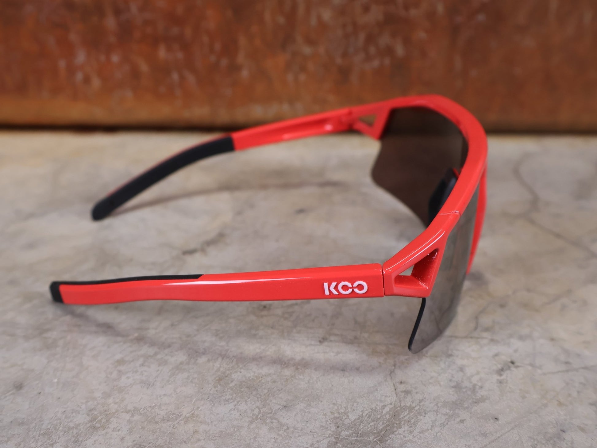 Brillen von Koo, KOO RED BULL - BORA HANSGROHE HYPE SONNENBRILLE / LEADER EDITION ROT vor USEDBIKES - OB.DE Hintergrund