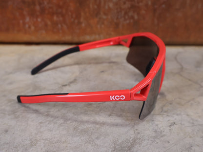 Brillen von Koo, KOO RED BULL - BORA HANSGROHE HYPE SONNENBRILLE / LEADER EDITION ROT vor USEDBIKES - OB.DE Hintergrund