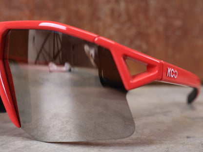 Brillen von Koo, KOO RED BULL - BORA HANSGROHE HYPE SONNENBRILLE / LEADER EDITION ROT vor USEDBIKES - OB.DE Hintergrund
