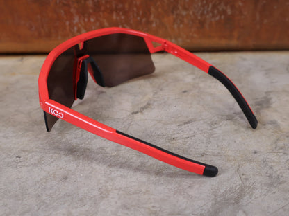 Brillen von Koo, KOO RED BULL - BORA HANSGROHE HYPE SONNENBRILLE / LEADER EDITION ROT vor USEDBIKES - OB.DE Hintergrund