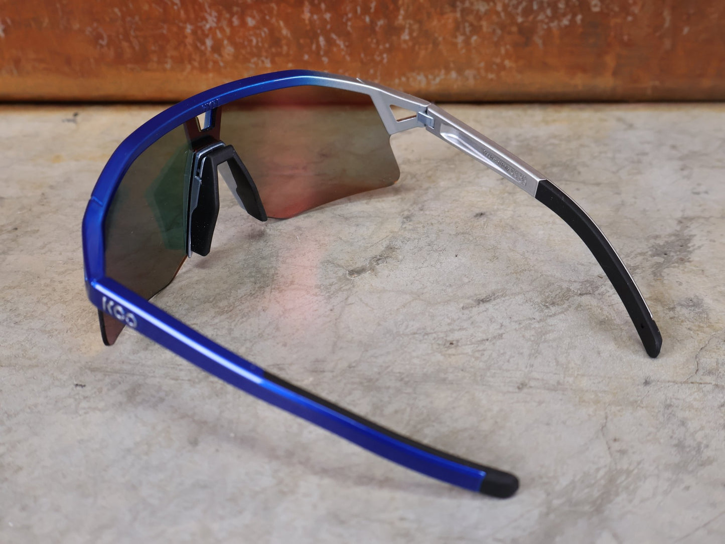 Brillen von Koo, KOO RED BULL - BORA HANSGROHE HYPE SONNENBRILLE / RED MIRROR vor USEDBIKES - OB.DE Hintergrund