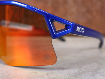 Brillen von Koo, KOO RED BULL - BORA HANSGROHE HYPE SONNENBRILLE / RED MIRROR vor USEDBIKES - OB.DE Hintergrund