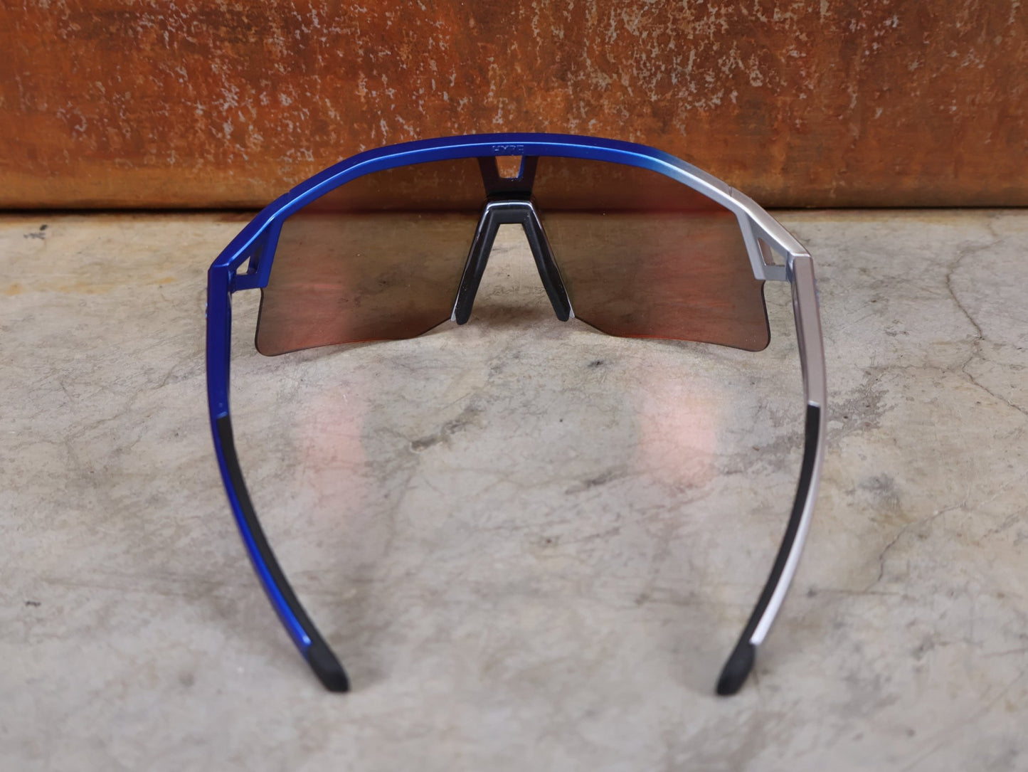 Brillen von Koo, KOO RED BULL - BORA HANSGROHE HYPE SONNENBRILLE / RED MIRROR vor USEDBIKES - OB.DE Hintergrund