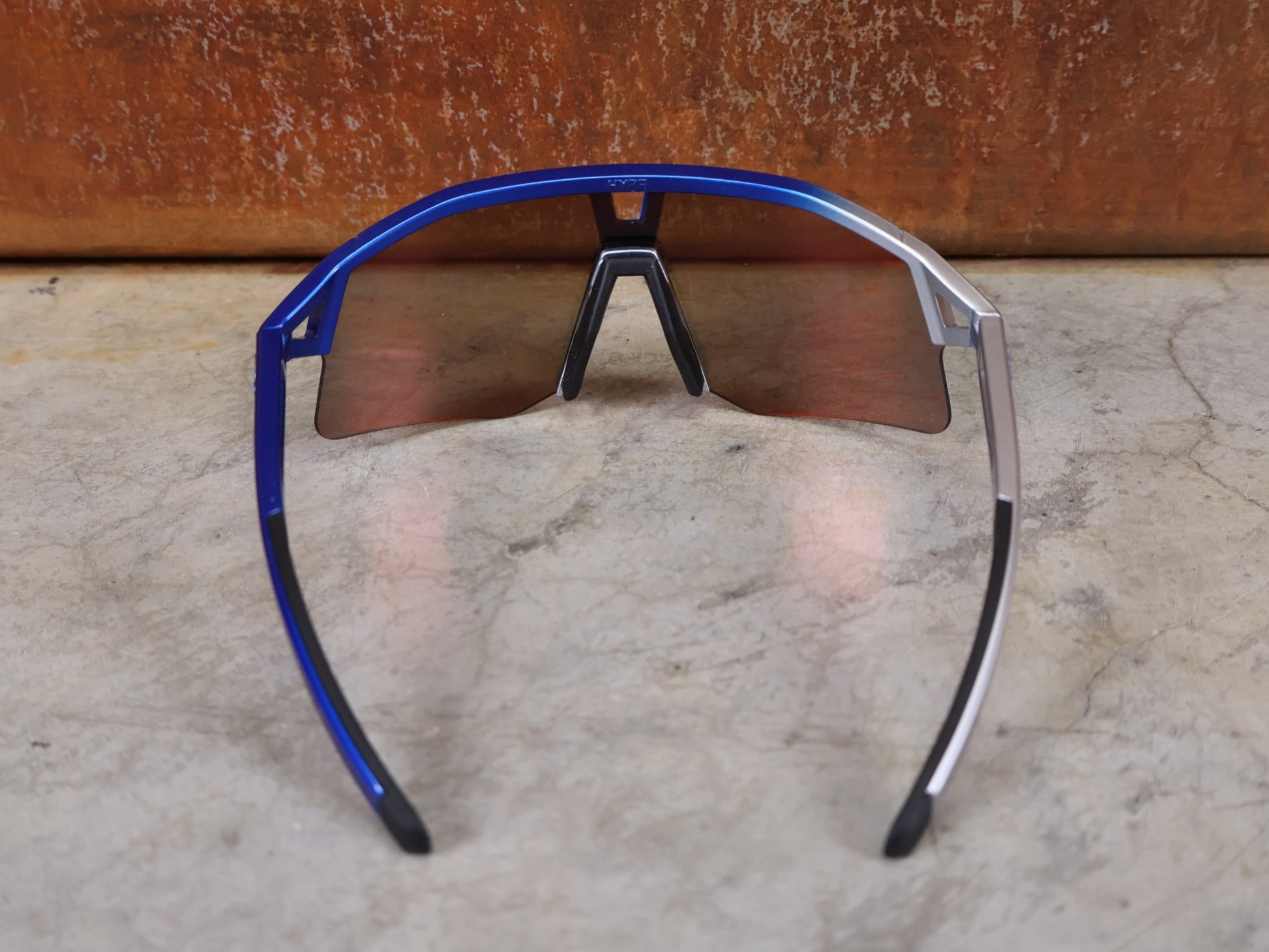 Brillen von Koo, KOO RED BULL - BORA HANSGROHE HYPE SONNENBRILLE / RED MIRROR vor USEDBIKES - OB.DE Hintergrund