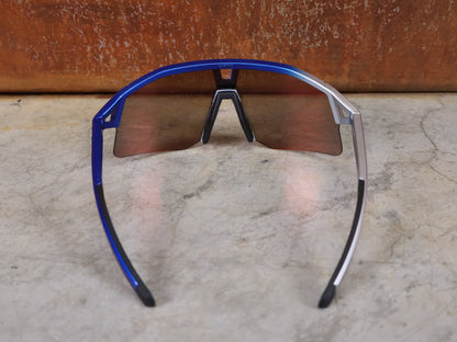 Brillen von Koo, KOO RED BULL - BORA HANSGROHE HYPE SONNENBRILLE / RED MIRROR vor USEDBIKES - OB.DE Hintergrund