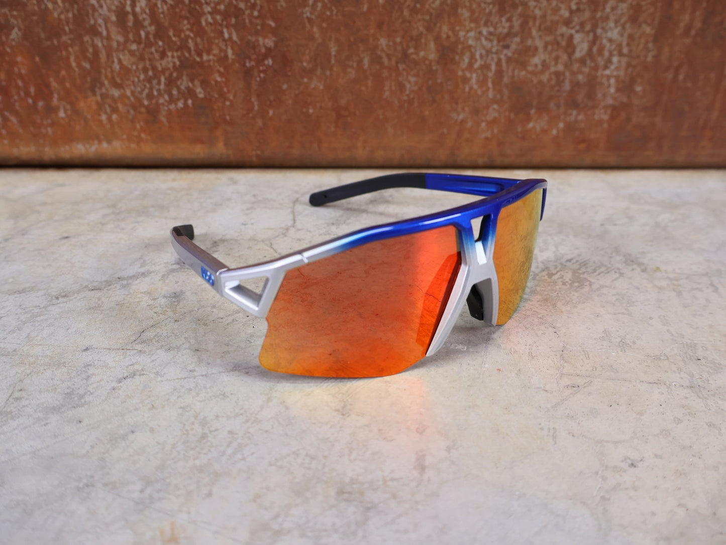 Brillen von Koo, KOO RED BULL - BORA HANSGROHE HYPE SONNENBRILLE / RED MIRROR vor USEDBIKES - OB.DE Hintergrund