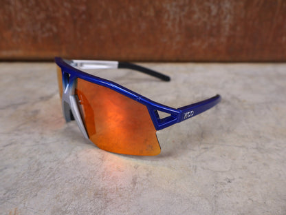 Brillen von Koo, KOO RED BULL - BORA HANSGROHE HYPE SONNENBRILLE / RED MIRROR vor USEDBIKES - OB.DE Hintergrund