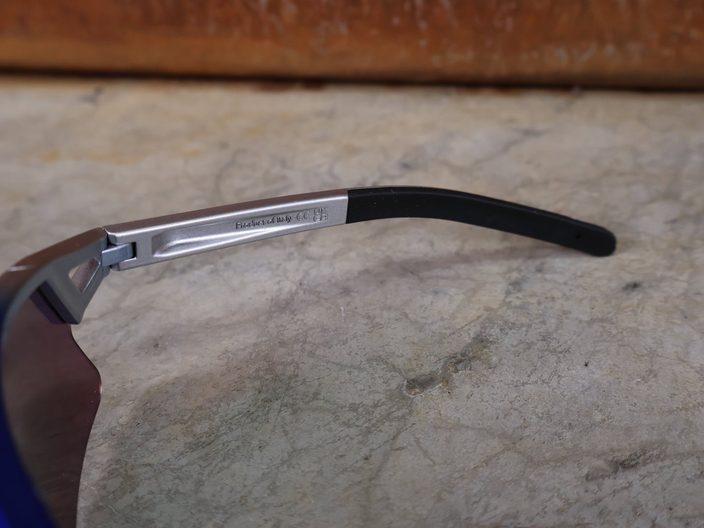 Brillen von Koo, KOO RED BULL - BORA HANSGROHE HYPE SONNENBRILLE / RED MIRROR vor USEDBIKES - OB.DE Hintergrund