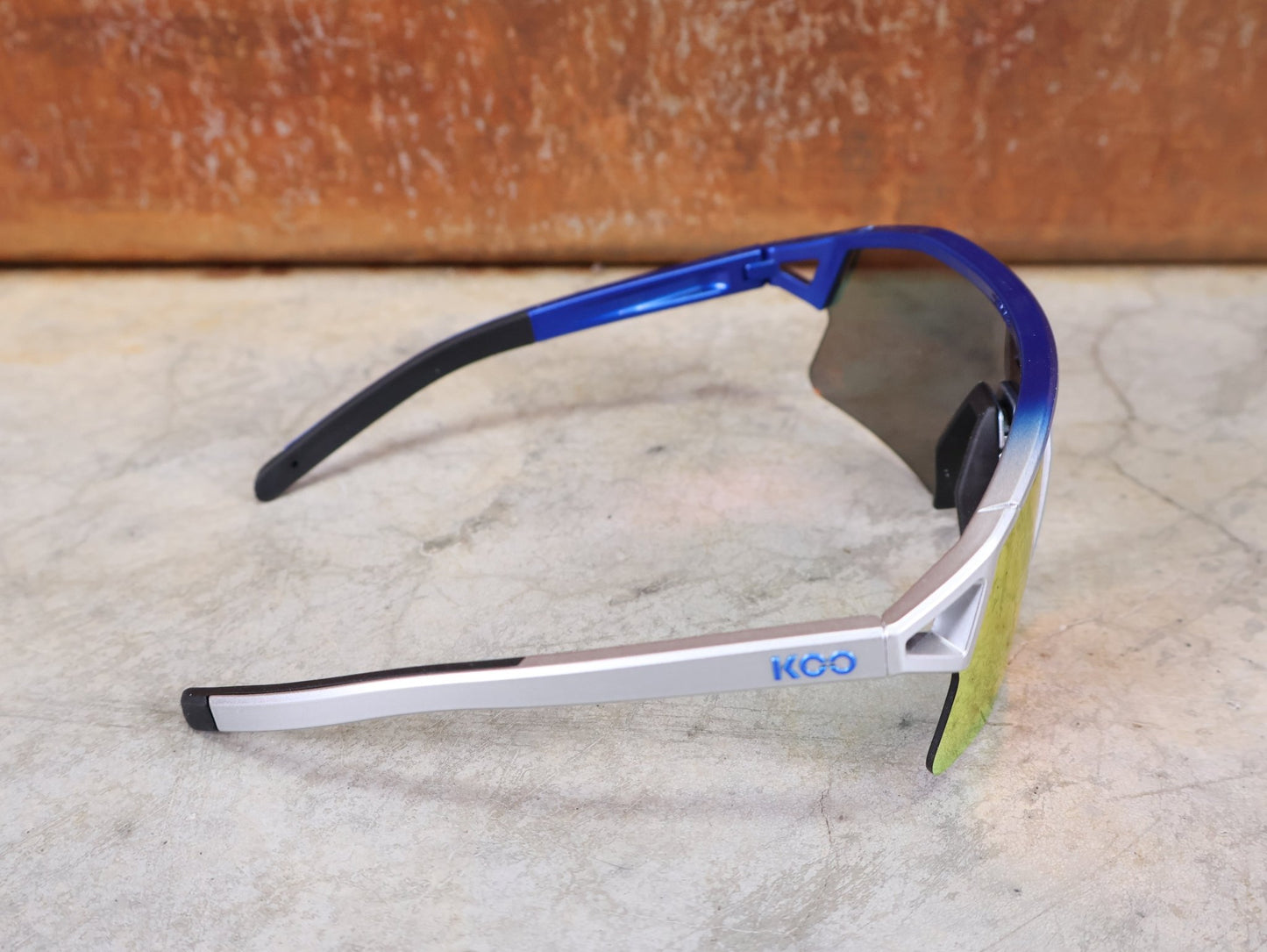 Brillen von Koo, KOO RED BULL - BORA HANSGROHE HYPE SONNENBRILLE / RED MIRROR vor USEDBIKES - OB.DE Hintergrund