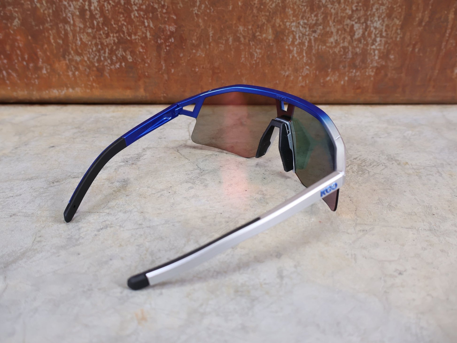 Brillen von Koo, KOO RED BULL - BORA HANSGROHE HYPE SONNENBRILLE / RED MIRROR vor USEDBIKES - OB.DE Hintergrund