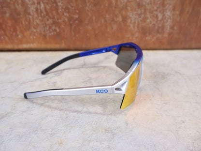 Brillen von Koo, KOO RED BULL - BORA HANSGROHE HYPE SONNENBRILLE / RED MIRROR vor USEDBIKES - OB.DE Hintergrund