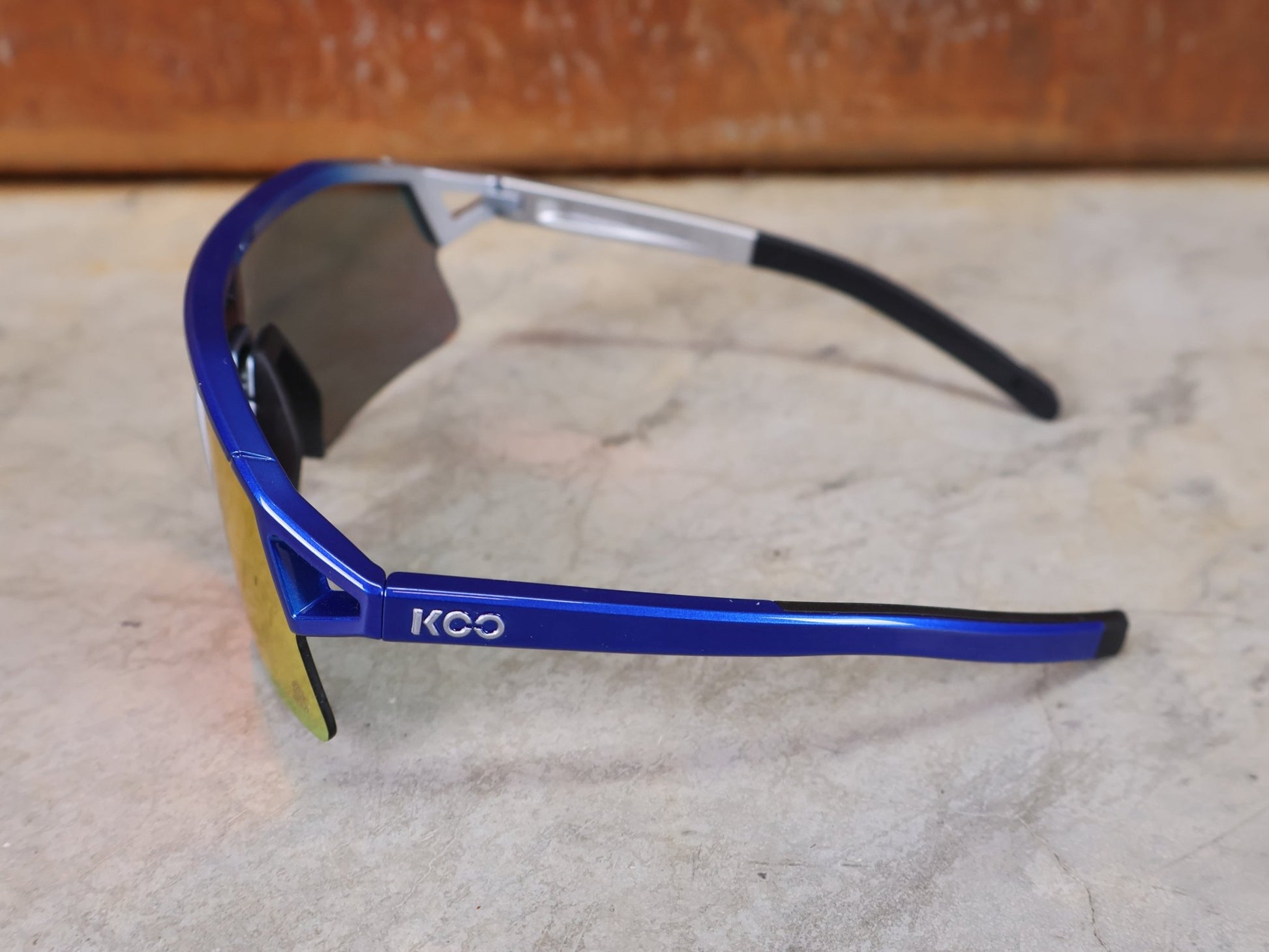 Brillen von Koo, KOO RED BULL - BORA HANSGROHE HYPE SONNENBRILLE / RED MIRROR vor USEDBIKES - OB.DE Hintergrund