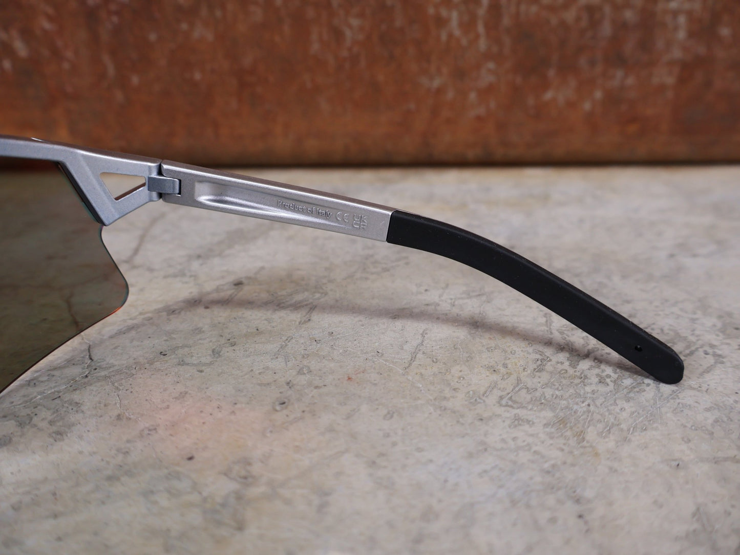 Brillen von Koo, KOO RED BULL - BORA HANSGROHE HYPE SONNENBRILLE / RED MIRROR vor USEDBIKES - OB.DE Hintergrund