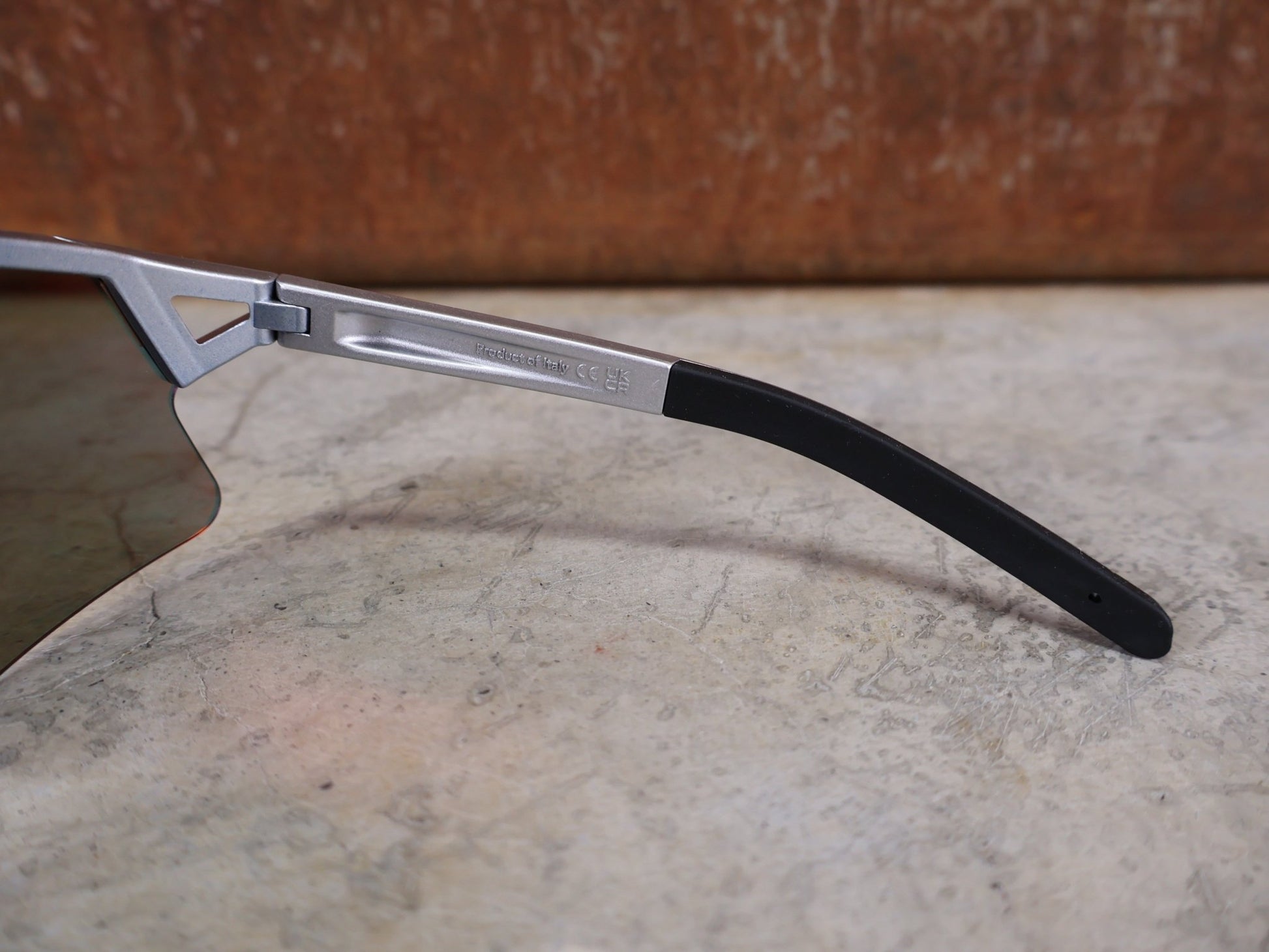 Brillen von Koo, KOO RED BULL - BORA HANSGROHE HYPE SONNENBRILLE / RED MIRROR vor USEDBIKES - OB.DE Hintergrund