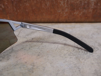 Brillen von Koo, KOO RED BULL - BORA HANSGROHE HYPE SONNENBRILLE / RED MIRROR vor USEDBIKES - OB.DE Hintergrund