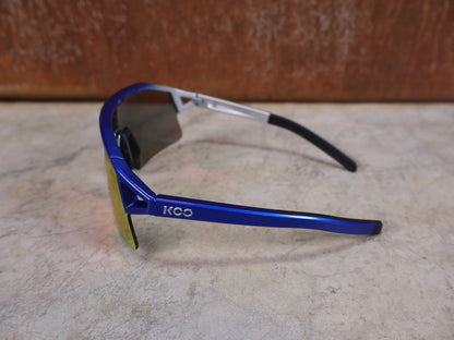 Brillen von Koo, KOO RED BULL - BORA HANSGROHE HYPE SONNENBRILLE / RED MIRROR vor USEDBIKES - OB.DE Hintergrund