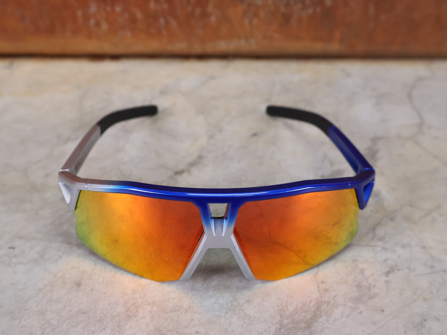 Brillen von Koo, KOO RED BULL - BORA HANSGROHE HYPE SONNENBRILLE / RED MIRROR vor USEDBIKES - OB.DE Hintergrund