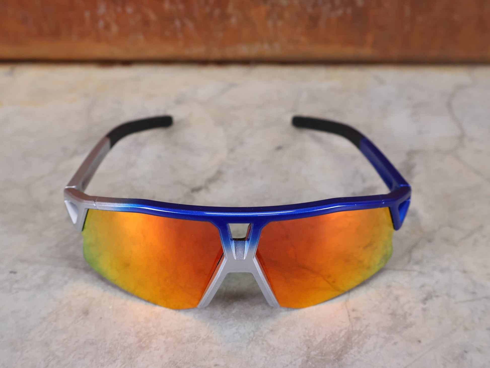 Brillen von Koo, KOO RED BULL - BORA HANSGROHE HYPE SONNENBRILLE / RED MIRROR vor USEDBIKES - OB.DE Hintergrund